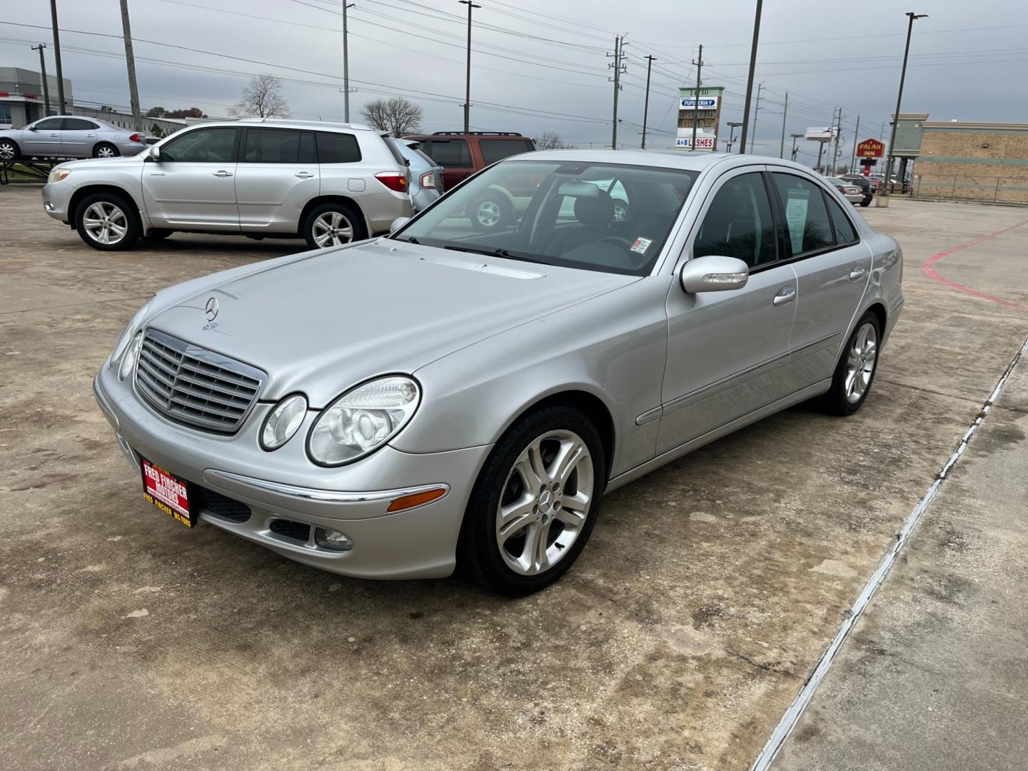 2005 SILVER /black Mercedes-Benz E-Class E500 (WDBUF70J45A) with an 5.0L V8 SOHC 24V engine, Automatic transmission, located at 14700 Tomball Parkway 249, Houston, TX, 77086, (281) 444-2200, 29.928619, -95.504074 - Photo#2